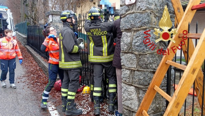 Dimentica le chiavi, scavalca la cancellata e s’infilza