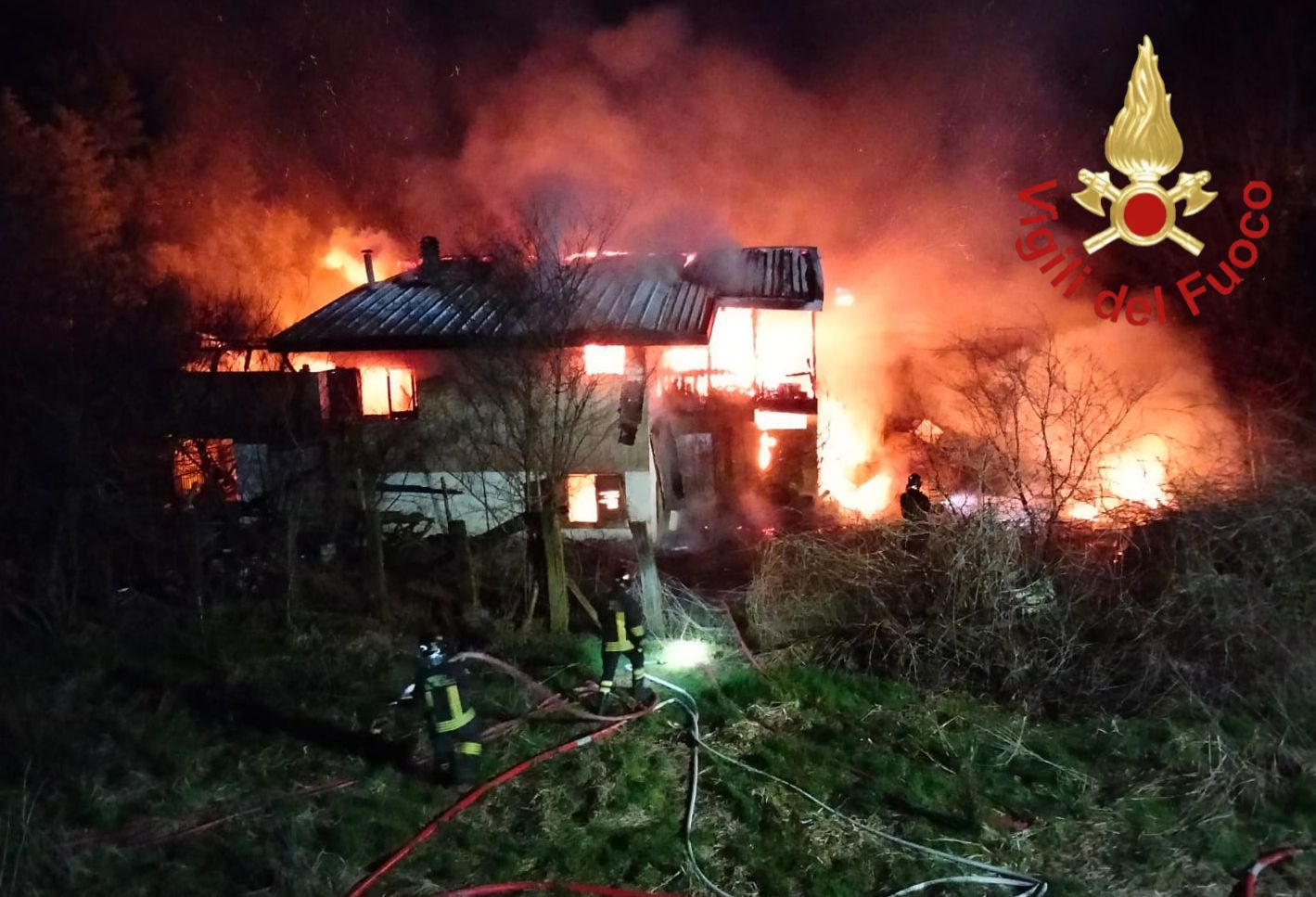 Vertemate con MInoprio incendio villetta pompieri vigili del fuoco