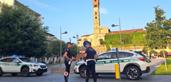 Ospita un clandestino e al controllo della Polizia locale lo fa nascondere nell’armadio