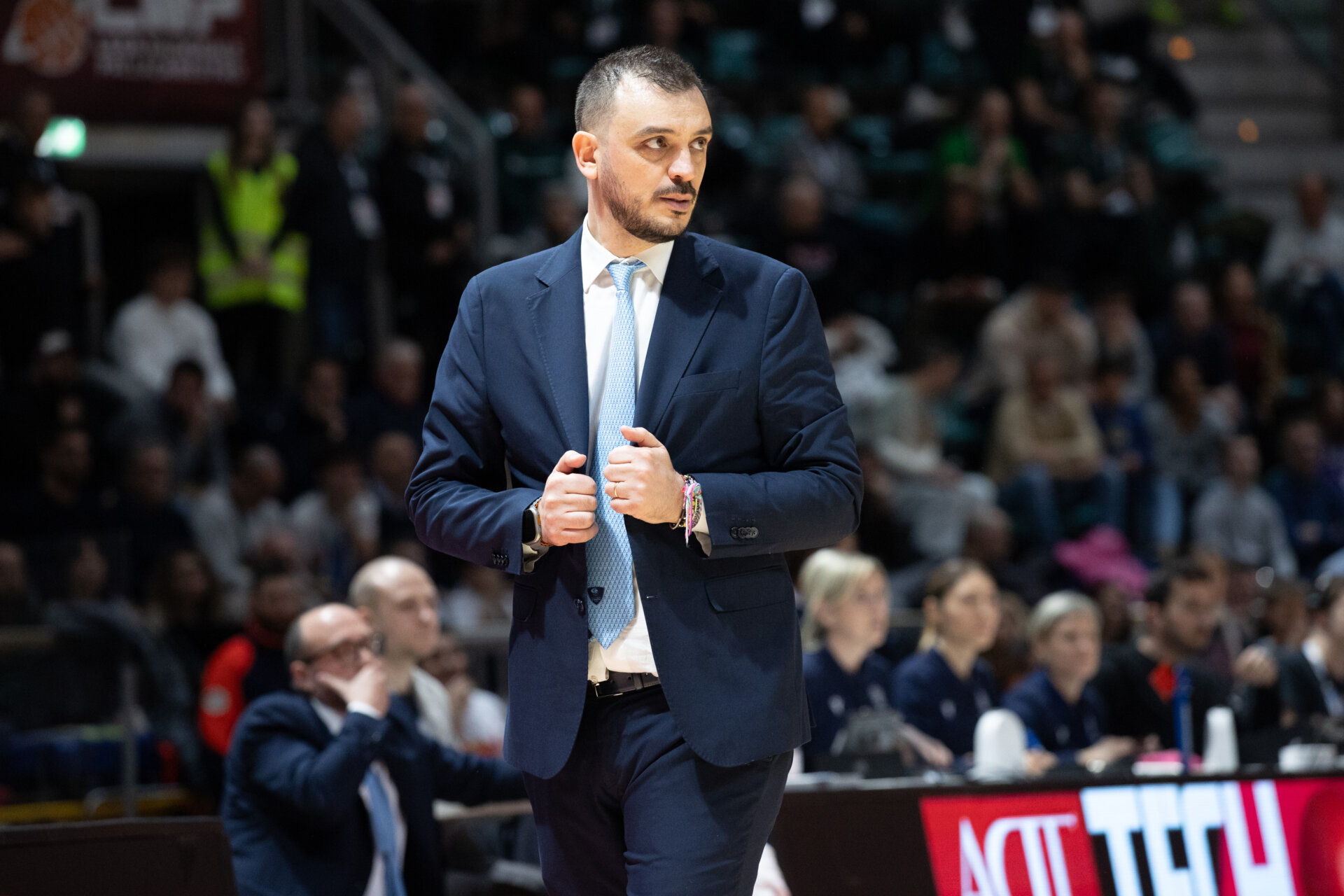 Dopo una sfida terminata ai supplementari, l’Acqua S.Bernardo Cantù battel’APU Udine e si guadagna così l’accesso alla finale di Coppa Italia coach Nicola Brienza