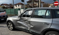 Scontro tra auto e camion lungo la Varesina