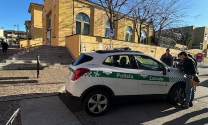 Strada chiusa a sorpresa: caos all'orario di ingresso degli alunni a scuola