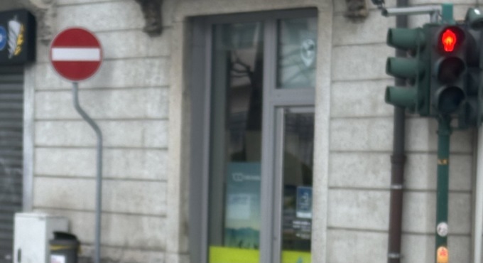 Semaforo in tilt per i pedoni sulla statale Briantea