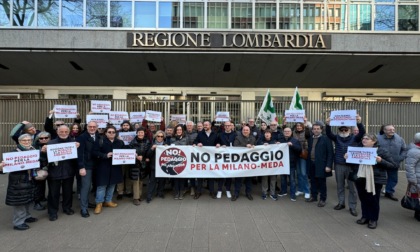 Milano-Meda a pagamento, c'è la protesta del PD fuori e dentro il Consiglio regionale