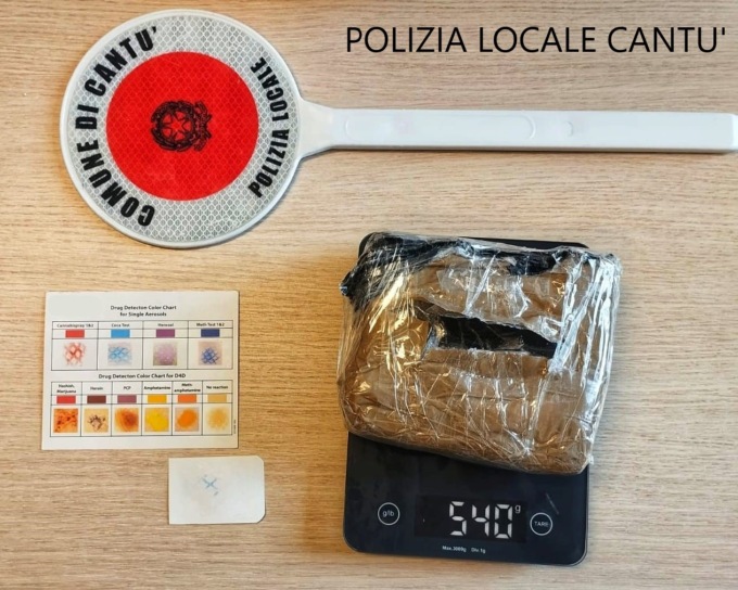 In auto aveva oltre mezzo chilo di cocaina
