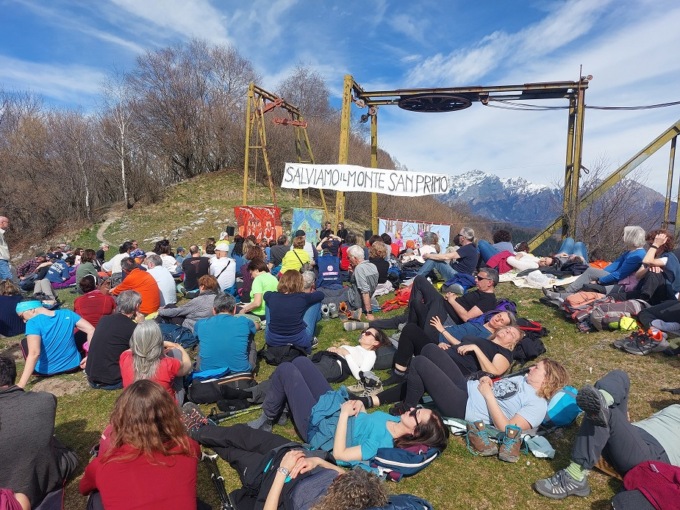 Contro lo sci al San Primo: oltre 300 persone all’evento del coordinamento per salvare il monte