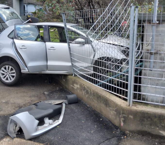 Incidente a Brenna: auto si schianta contro la recinzione di una casa