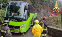 Nella notte un pullman turistico si è incastrato in Val Fresca