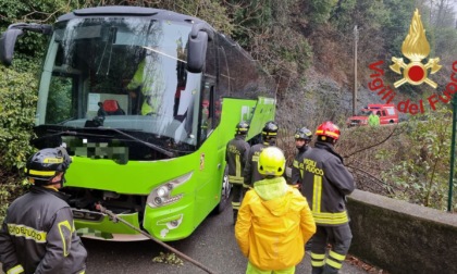 Nella notte un pullman turistico si è incastrato in Val Fresca