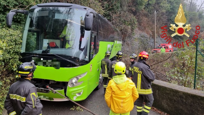 Nella notte un pullman turistico si è incastrato in Val Fresca