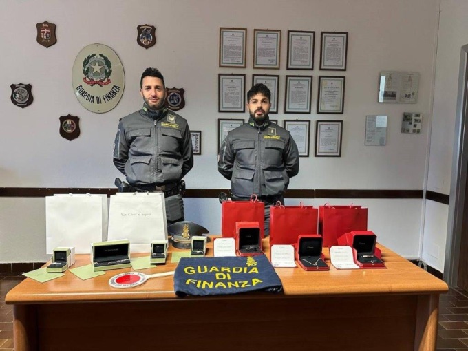 Sequestrati gioielli di lusso per contrabbando a Maslianico