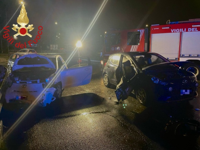 Incidente stradale, coinvolti tre giovani e due vetture