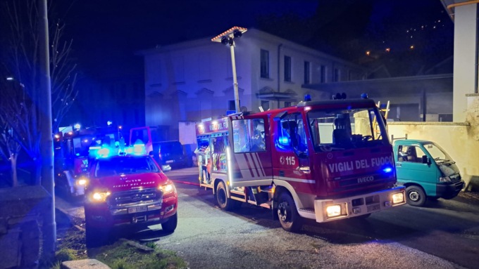 Fiamme nei capannoni dell’ex Oltolina