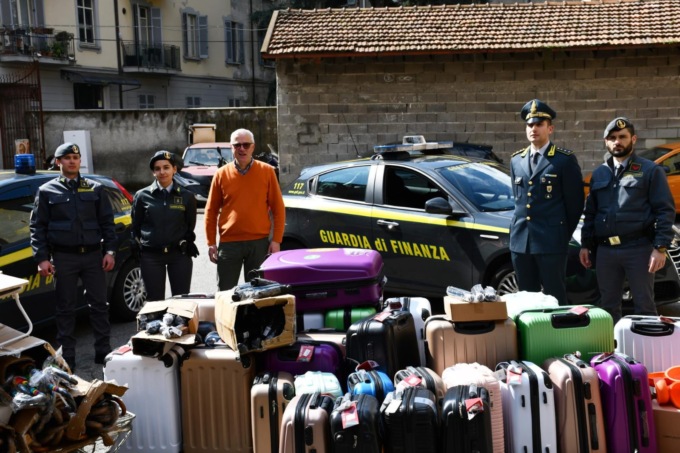 Le Fiamme gialle donano più di 600 articoli per la casa alla Caritas