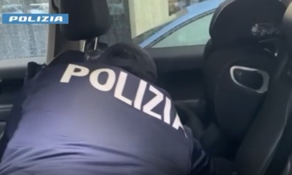 Nascondeva cocaina, denaro e un coltello nella sua auto: 39enne arrestato