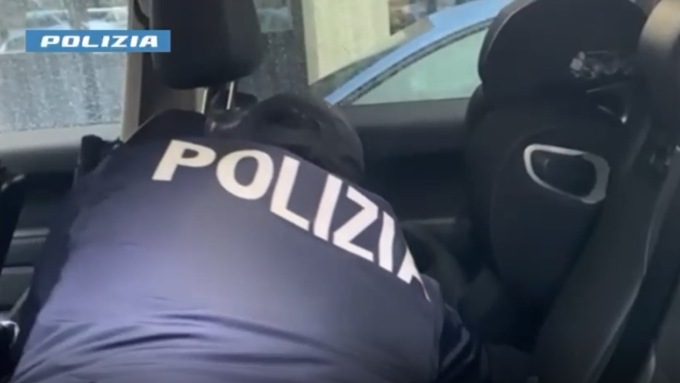 Nascondeva cocaina, denaro e un coltello nella sua auto: 39enne arrestato