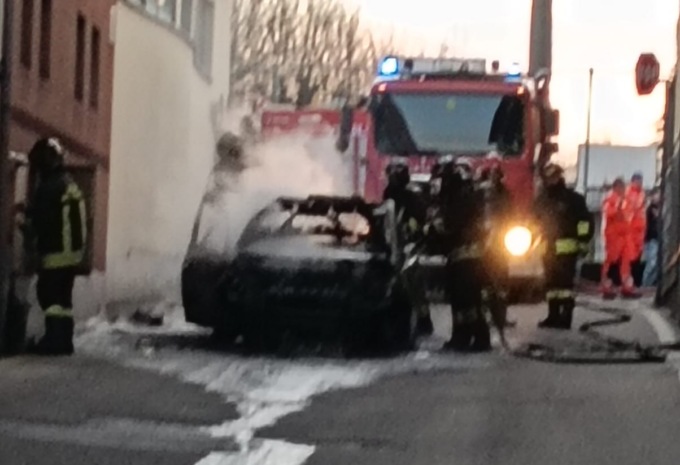 Auto in fiamme: famiglia illesa