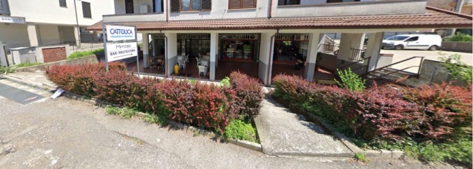Rifiuti, sporcizia e maleducazione sotto i portici: commercianti esasperati