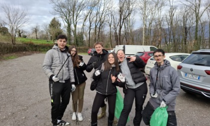 Cinquanta volontari uniti per la pulizia dell'area a lago