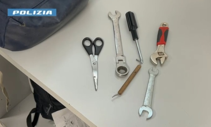 Si aggira tra le case con arnesi da scasso, 31enne denunciato