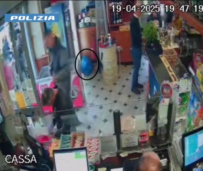 Ruba un pacco da un’auto e lo deposita in un bar: arrestato 37enne