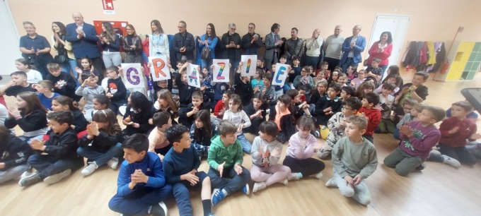 I bambini della primaria ringraziano gli imprenditori