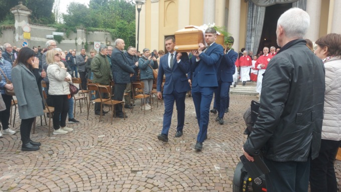 Grande folla per i funerali di don Costante Cereda
