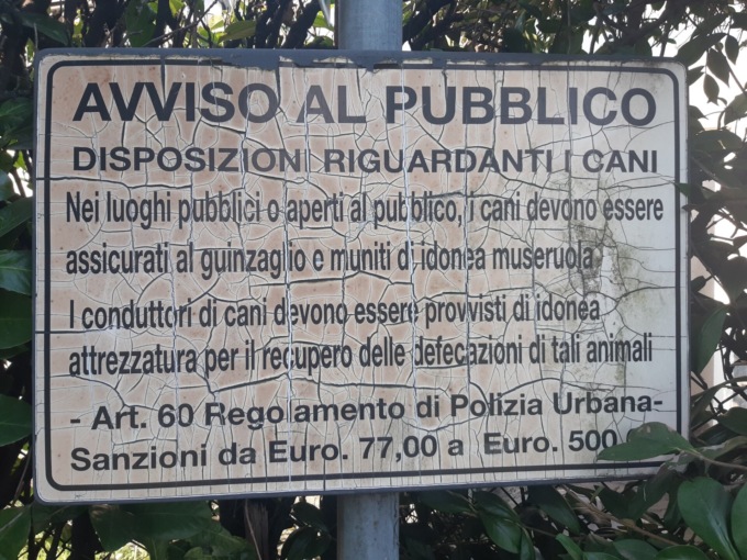 Cartelli contro gli incivili affissi da Le Contrade