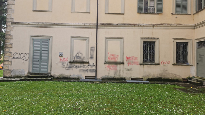 Svastiche e bestemmie sulle pareti di Villa Manusardi: “Fatevi avanti o vi denunciamo”