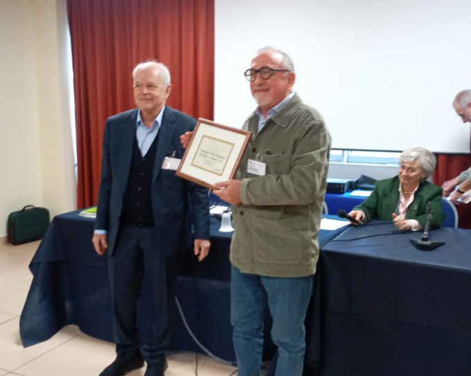 Una targa per celebrare i 50 anni  di adesione all’A.M.B.