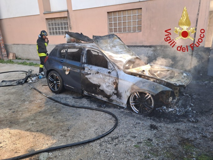 Si ferma e l’auto prende fuoco