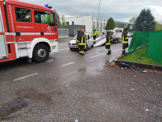 Sbanda e finisce contro una recinzione: soccorso un 21enne