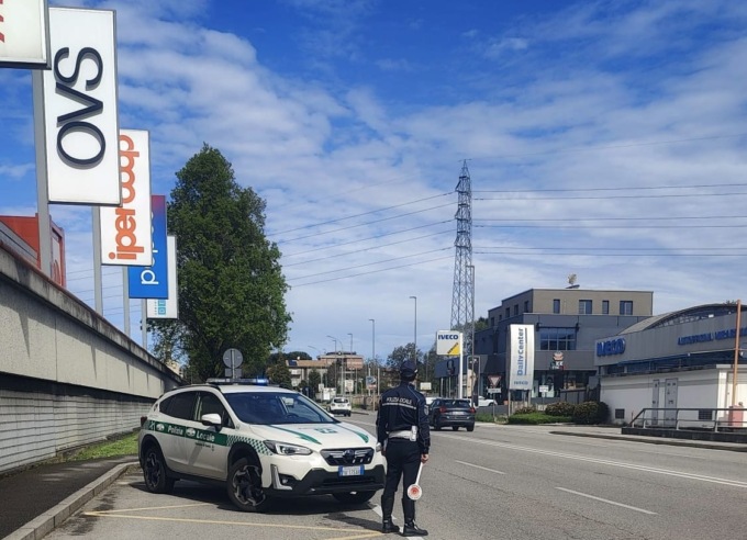 Non si ferma all’alt e danneggia un’auto parcheggiata al centro commerciale