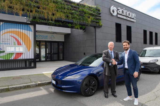 Acinque consegna la Tesla al vincitore di “Sempre premiati”