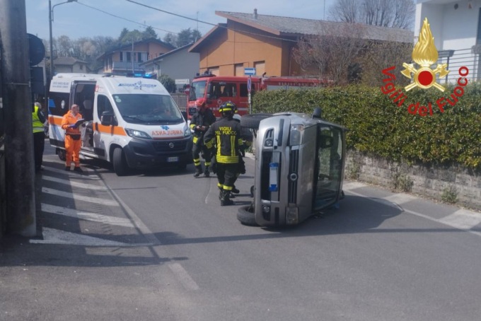 Incidente in via Petrarca: auto ribaltata