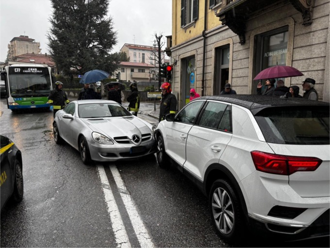 Frontale tra due auto, gravissimo automobilista