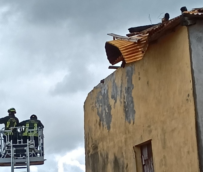 Tetto di un’abitazione scoperchiato a causa del vento
