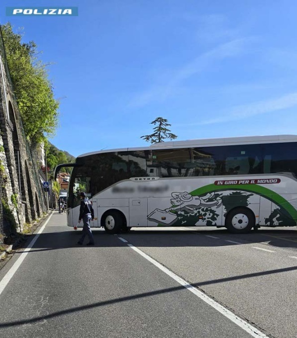 Controlli stradali: fermate due auto senza revisione e un bus turistico