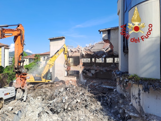 Demolizione di un fabbricato dismesso, l’intervento dei Vigili del fuoco