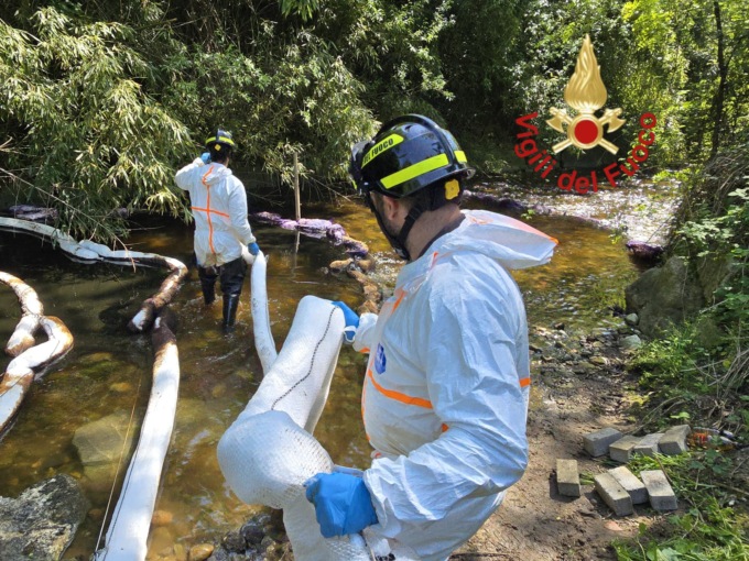 Migliaia di litri di olio finiscono nel torrente Lura