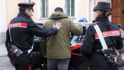 Botte e minacce al padre per i soldi: arrestato un 36enne