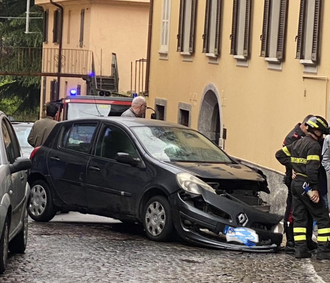 Due incidenti in centro: 51enne ubriaco alla guida esce di strada, 28enne finisce contro un muro