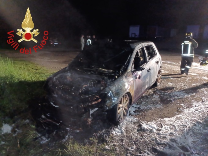 Ferma nel posteggio, l’auto prende fuoco