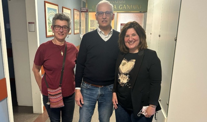 L’ex sindaco Fontana consegna colombe pasquali all’Istituto dei Tumori di Milano