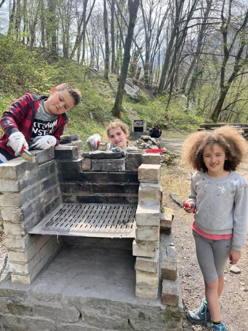 Famiglie e associazioni uniti per ripulire l’area picnic