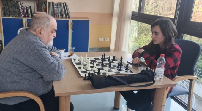 Scacchista, torna a giocare dopo 30 anni: il desiderio di Angelo si avvera grazie al campione Tristan