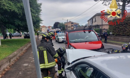 Frontale tra auto e furgone a Veniano