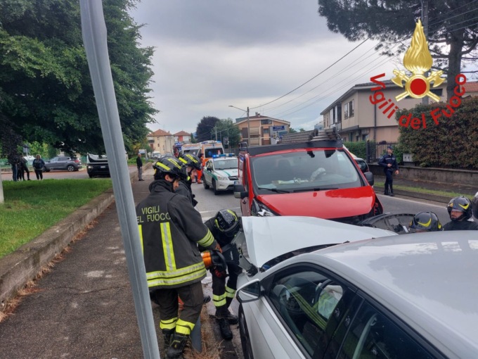 Frontale tra auto e furgone a Veniano