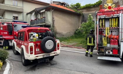 Fiamme nella villa abbandonata, intervento dei Vigili del fuoco