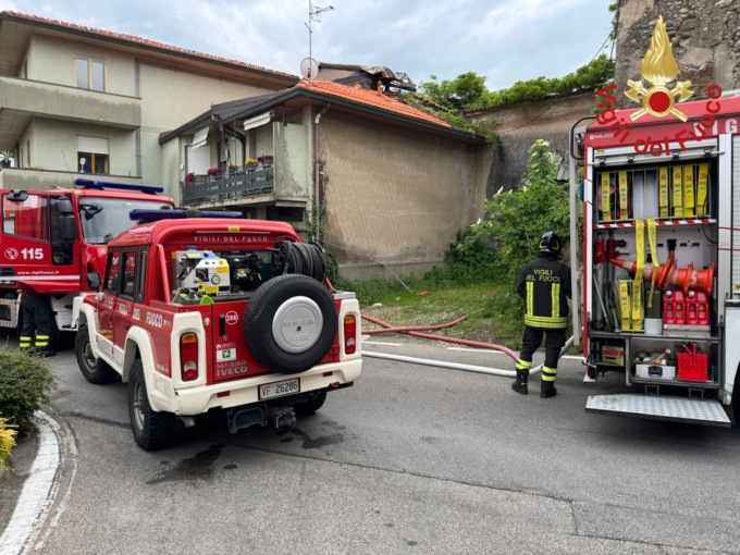 Fiamme nella villa abbandonata, intervento dei Vigili del fuoco